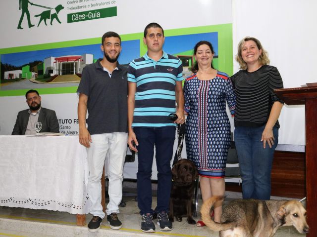 Entrega oficial dos 6º e 7º cães-guia treinados pelo Centro de Formação de Treinadores e Instrutores de Cães-Guia do Campus de Alegre