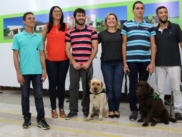 Entrega oficial dos 6º e 7º cães-guia treinados pelo Centro de Formação de Treinadores e Instrutores de Cães-Guia do Campus de Alegre